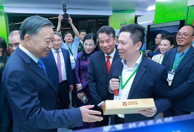 Tổng B&iacute; thư, Chủ tịch nước T&ocirc; L&acirc;m c&ugrave;ng c&aacute;c đại biểu tham quan kh&ocirc;ng gian Phố tr&agrave;, trưng b&agrave;y ẩm thực v&agrave; x&uacute;c tiến đầu tư trước thềm chương tr&igrave;nh kỷ niệm v&agrave; khai mạc Festival Tr&agrave; Quốc tế - Th&aacute;i Nguy&ecirc;n 2026.