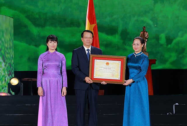 Đồng ch&iacute; L&acirc;m Thị Phương Thanh, Ủy vi&ecirc;n Ban Chấp h&agrave;nh Trung ương Đảng, Bộ trưởng Bộ Văn h&oacute;a, Thể thao v&agrave; Du lịch, trao Chứng nhận ghi danh &ldquo;Tri thức trồng v&agrave; chế biến ch&egrave; Th&aacute;i Nguy&ecirc;n&rdquo; v&agrave;o Danh mục Di sản văn h&oacute;a phi vật thể quốc gia cho tỉnh Th&aacute;i Nguy&ecirc;n.