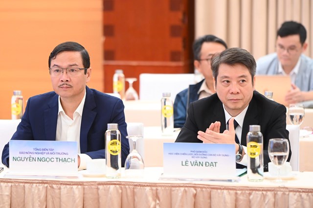 Tổng Bi&ecirc;n tập B&aacute;o N&ocirc;ng nghiệp v&agrave; M&ocirc;i trường Nguyễn Ngọc Thạch c&ugrave;ng Ph&oacute; Gi&aacute;m đốc Học viện Chiến lược, Bồi dưỡng c&aacute;n bộ x&acirc;y dựng (Bộ X&acirc;y dựng)