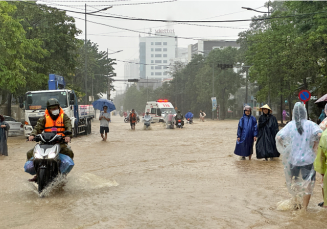 Ban Chỉ huy phòng thủ Dân sự TP. Huế đề nghị các cơ quan, đơn vị và địa phương tiếp tục khẩn trương khắc phục hậu quả mưa lũ vừa qua.